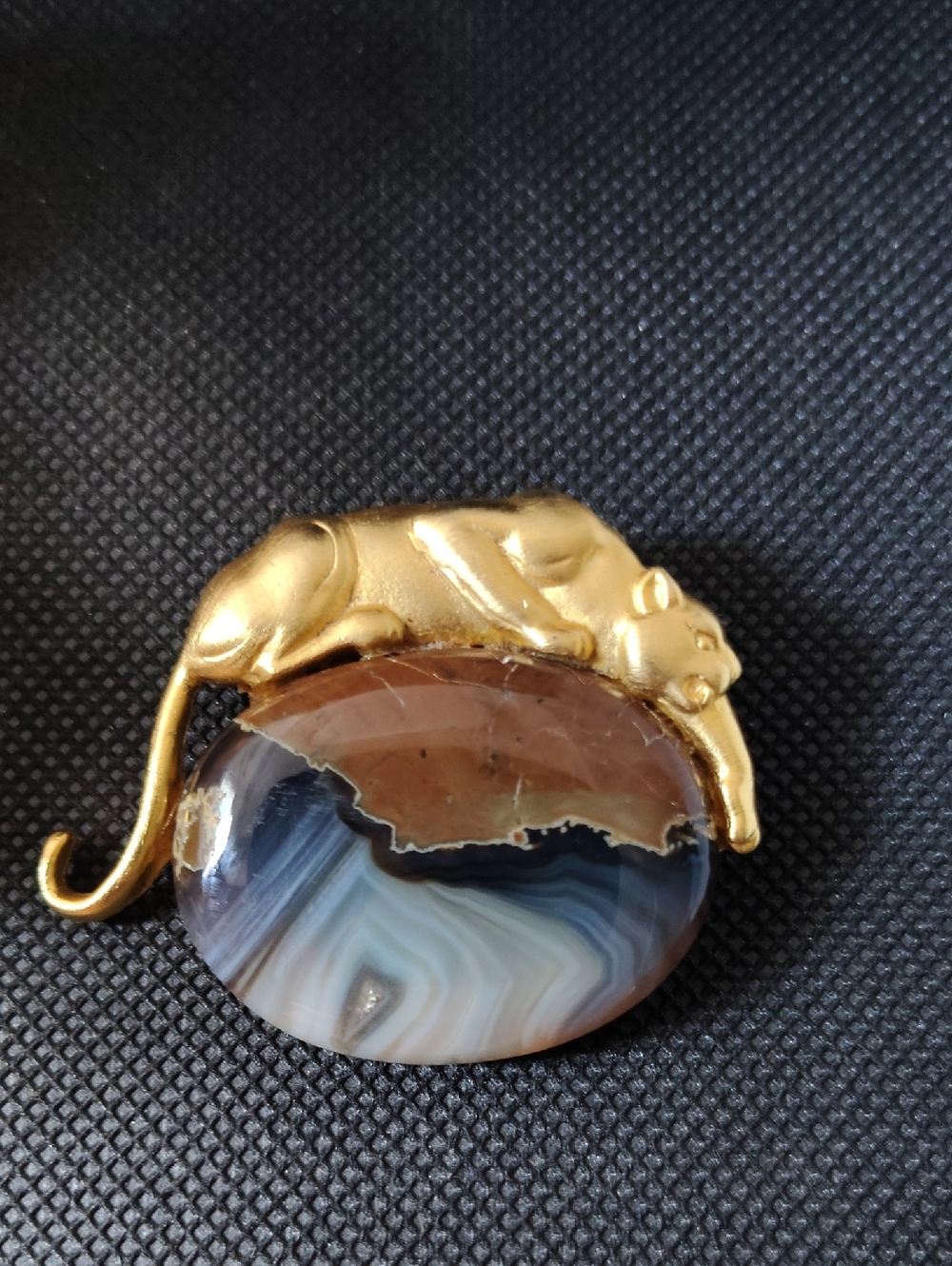 Vintage JJ GOLD TONE AND AGATE BROOCH WITH MOUNTAIN LION